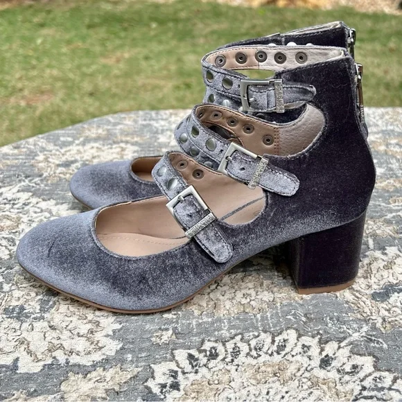 NIB Gorgeous Silver/Slate Grey Three Strap Pump - Size 6 - Picture 4 of 11